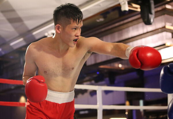 ▲男子壓軸賽由地主江奕宏出戰日本好手長岡波輝，睽違7年重返職業賽，雖未能把勝利留下，但仍獲得全場喝采。（圖／中華拳擊總會提供）