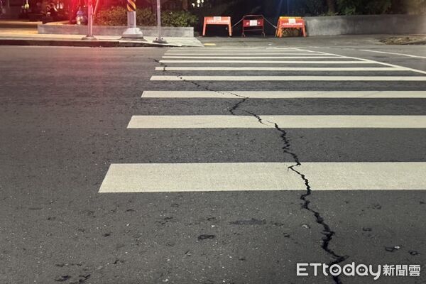 ▲▼7.0強震發生以後，宏匯廣場前的斑馬線路面出現龜裂。（圖／記者陳以昇翻攝）