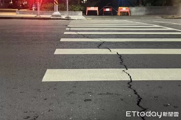 ▲7.0強震發生以後，宏匯廣場前的斑馬線路面出現龜裂。（圖／記者陳以昇翻攝）
