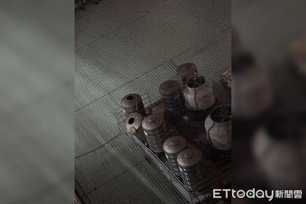 ▲▼7.0強震發生以後，宏匯廣場前的斑馬線路面出現龜裂。（圖／記者陳以昇翻攝）