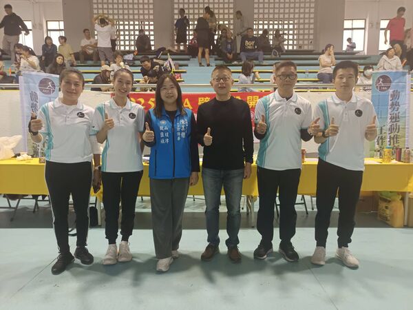 ▲TSA壁球公開賽開幕典禮由高雄市壁球委員會會長黃慶隆(右3)等貴賓到場。（圖／TSA動勢運動推廣工作室提供）