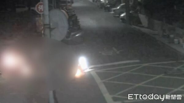 ▲▼高雄深夜發生兩部機車對撞，其中一名騎士被燒成焦屍。（圖／記者許宥孺翻攝）