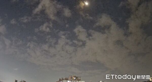 ▲▼疑似星鏈碎片於27日晚間通過台灣上空。（圖／網友授權，只能使用一次，強調不能二次使用）