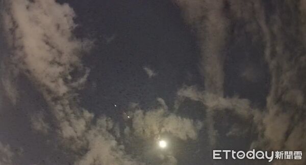 ▲疑似星鏈碎片於27日晚間通過台灣上空。（圖／網友授權，下同）