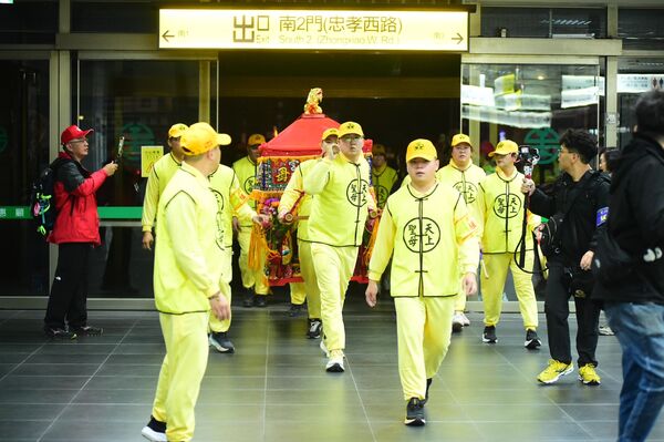 ▲▼新北拱心宮媽祖進香今包下台鐵列車啟航。（圖／新北拱心宮提供）