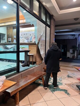 ▲▼宜蘭礁溪鄉山泉飯店一樓大廳落地窗不敵大震瞬間爆裂。（圖／民眾提供，下同）