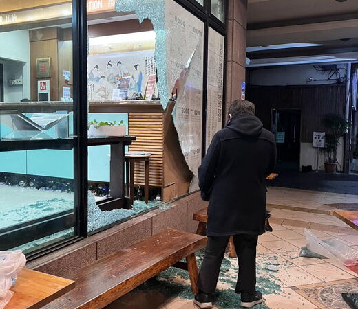 ▲▼宜蘭礁溪鄉山泉飯店一樓大廳落地窗不敵大震瞬間爆裂。（圖／民眾提供，下同）