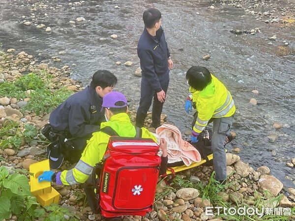 ▲越南籍女子與男友吵架不慎墜溪，警方火速趕從溪中救起。（圖／桃園警分局提供）