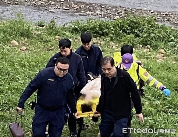 ▲▼與消防救護人員合力將其抬上路面送醫治療。（圖／桃園警分局提供）