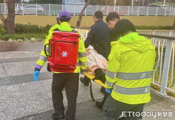 ▲▼與消防救護人員合力將其抬上路面送醫治療。（圖／桃園警分局提供）