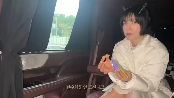 ▲▼忍3年不吃澱粉！48公斤Nana破戒「嗑一串年糕」工作人員驚呼：暴食。（圖／翻攝自Nana YouTube）