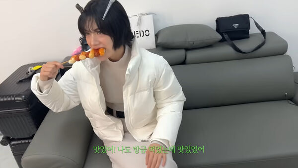 ▲▼忍3年不吃澱粉！48公斤Nana破戒「嗑一串年糕」工作人員驚呼：暴食。（圖／翻攝自Nana YouTube）