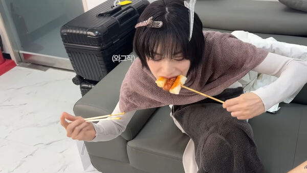 ▲▼忍3年不吃澱粉！48公斤Nana破戒「嗑一串年糕」工作人員驚呼：暴食。（圖／翻攝自Nana YouTube）