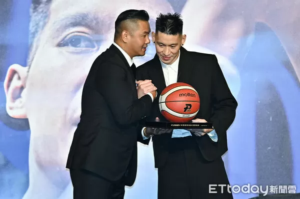 ▲▼林書豪「豪情不滅｜Never Done」媒體感謝會暨粉絲見面會，PLG副會長陳建州送上林書豪PLG首戰用球。（圖／記者李毓康攝）