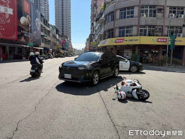 ▲▼陳姓男子駕駛多元計程車在路口左轉，撞上未後方直行的機車騎士，騎士滑入車底險受困。（圖／記者吳世龍翻攝）