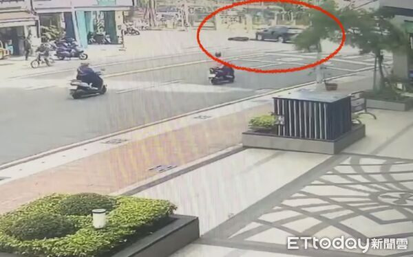 ▲▼陳姓男子駕駛多元計程車在路口左轉，撞上未後方直行的機車騎士，騎士滑入車底險受困。（圖／記者吳世龍翻攝）