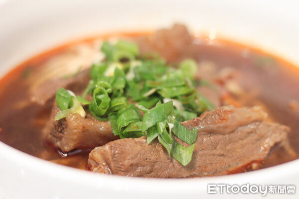 ▲「癮.自在」牛肉麵。（圖／記者黃士原攝）