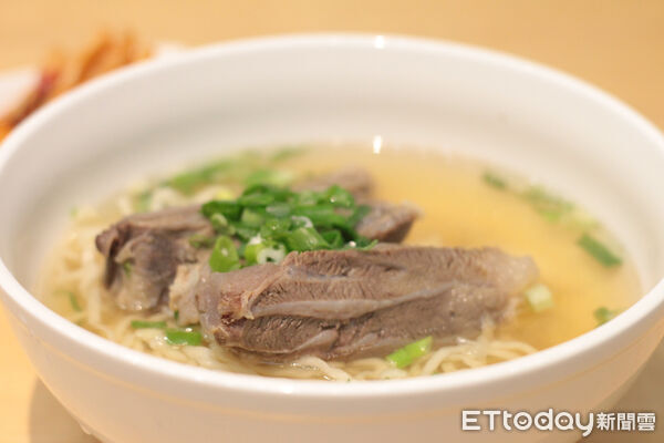 ▲「癮.自在」牛肉麵。（圖／記者黃士原攝）