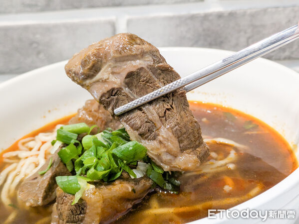 ▲「癮.自在」牛肉麵。（圖／記者黃士原攝）