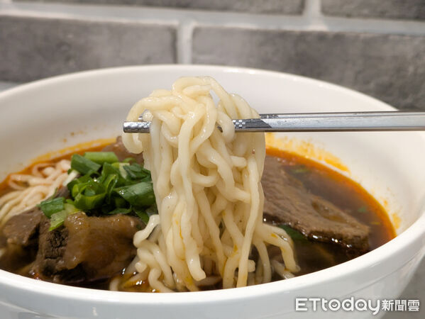 ▲「癮.自在」牛肉麵。（圖／記者黃士原攝）