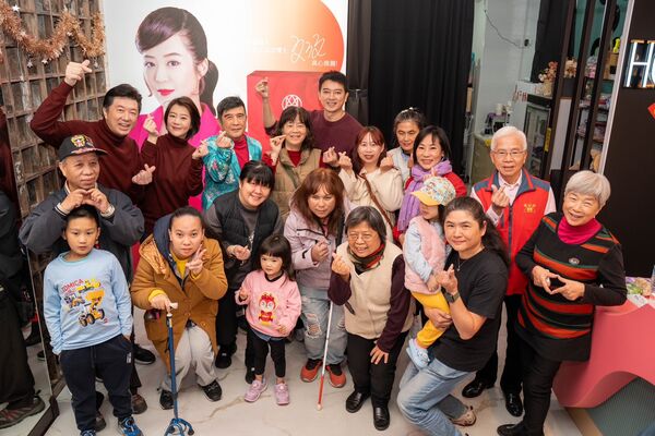 ▲八點檔夫妻文汶、吳皓昇一起做公益。（圖／民視提供）