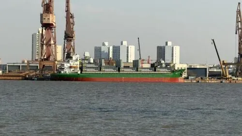 ▲▼上海滬東中華造船廠碼頭停靠貨櫃改裝船「中達79」，甲板上密布集裝箱，裝備了60單元垂直發射系統與雙波段相位陣列雷達。（圖／翻攝自陸網）