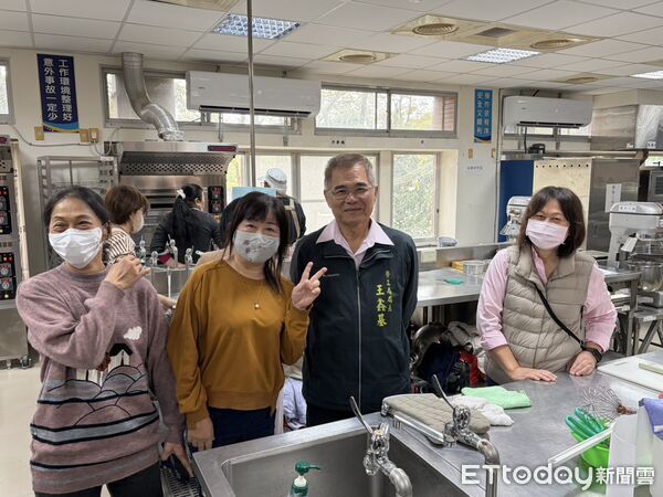 ▲台南市勞工局於曾文市政願景園區辦理巴斯克蛋糕烘焙課程，小班制教學讓學員親手體驗甜點製作樂趣。（記者林東良翻攝，下同）