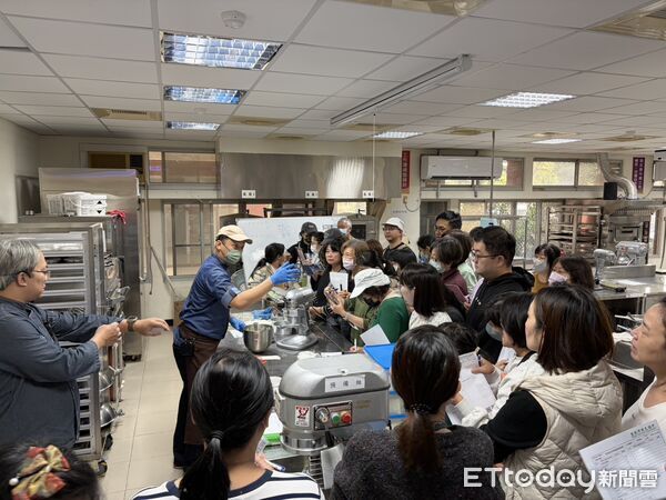 ▲台南市勞工局於曾文市政願景園區辦理巴斯克蛋糕烘焙課程，小班制教學讓學員親手體驗甜點製作樂趣。（記者林東良翻攝，下同）