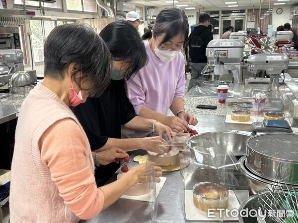 ▲台南市勞工局於曾文市政願景園區辦理巴斯克蛋糕烘焙課程，小班制教學讓學員親手體驗甜點製作樂趣。（記者林東良翻攝，下同）