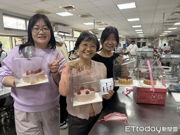 ▲台南市勞工局於曾文市政願景園區辦理巴斯克蛋糕烘焙課程，小班制教學讓學員親手體驗甜點製作樂趣。（記者林東良翻攝，下同）