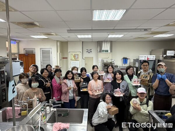 ▲台南市勞工局於曾文市政願景園區辦理巴斯克蛋糕烘焙課程，小班制教學讓學員親手體驗甜點製作樂趣。（記者林東良翻攝，下同）