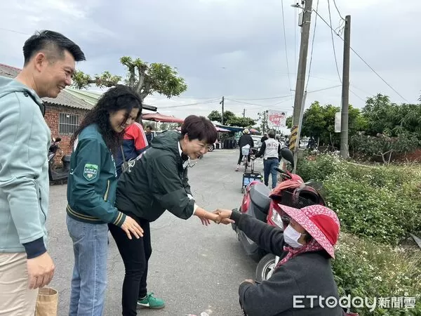 ▲立委陳亭妃清晨現身善化牛墟掃街拜票，逐攤向鄉親打招呼、握手寒暄，展現行動力。（記者林東良翻攝，下同）