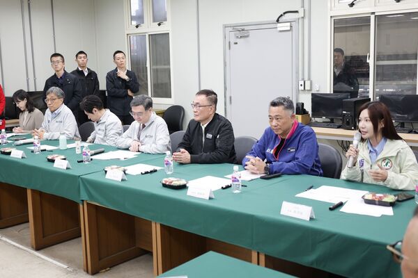 ▲▼行政院長卓榮泰、秘書長張惇涵和民進黨立委吳沛憶、農業部長陳駿季今（28日）共同赴果菜市場訪視。（圖／立委吳沛憶國會辦公室提供）