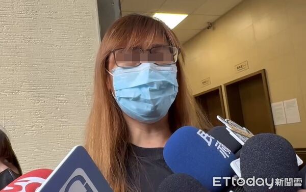 ▲余男母親和姊姊痛批雇主未替兒子保勞健保。（圖／記者陳以昇攝）