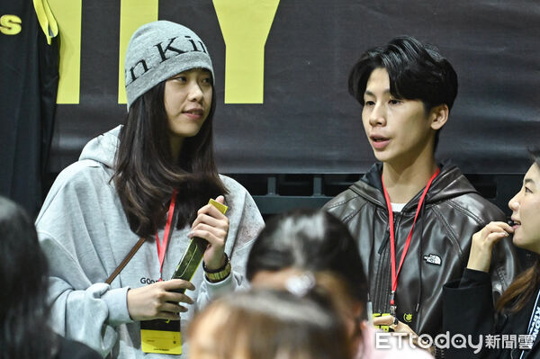 ▲▼新北國王新莊體育館主場賽事＆林書豪球衣引退儀式，跆拳道選手羅嘉翎（左）與拳擊選手林郁婷（右）到場觀戰。（圖／記者李毓康攝）