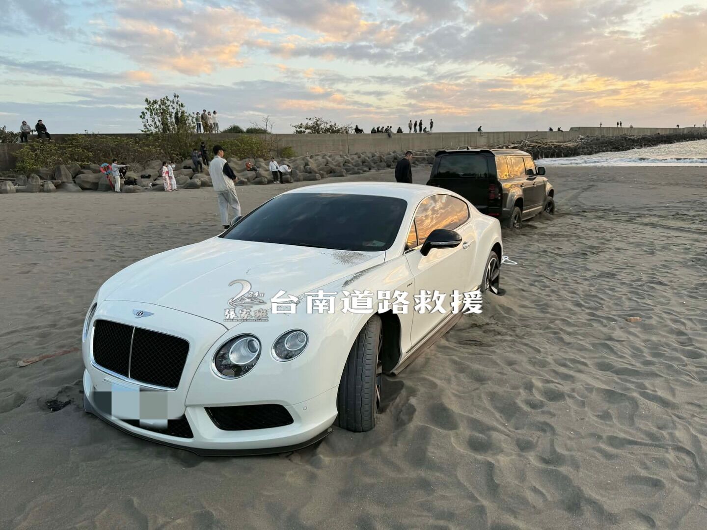 ▲▼賓利豪車卡在沙灘。（圖／翻攝臉書／台南道路救援（張家班））