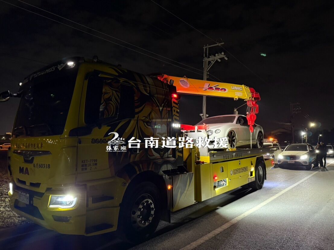 ▲▼賓利豪車卡在沙灘。（圖／翻攝臉書／台南道路救援（張家班））