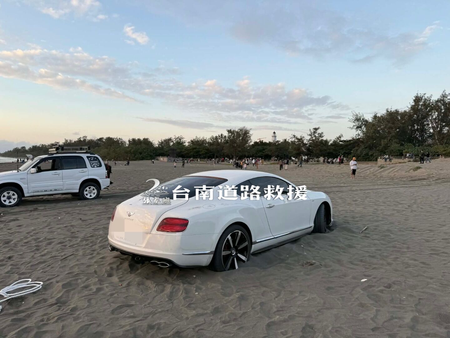 ▲▼賓利豪車卡在沙灘。（圖／翻攝臉書／台南道路救援（張家班））
