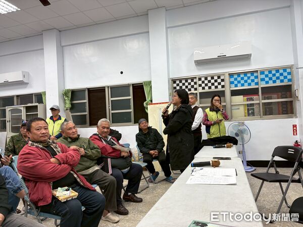 ▲▼花蓮分署會同卓溪鄉公所及山里部落獵人小組，向居民說明黑熊「阿里曼・西肯」野放後的最新動向與管理作為。（圖／花蓮分署提供，下同）