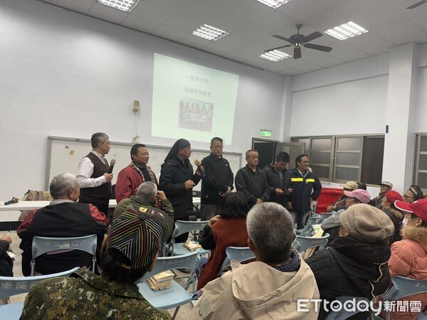 ▲▼花蓮分署會同卓溪鄉公所及山里部落獵人小組，向居民說明黑熊「阿里曼・西肯」野放後的最新動向與管理作為。（圖／花蓮分署提供，下同）