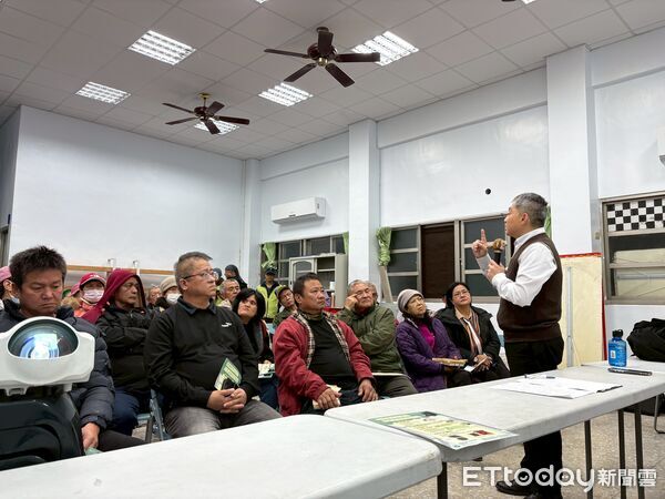 ▲▼花蓮分署會同卓溪鄉公所及山里部落獵人小組，向居民說明黑熊「阿里曼・西肯」野放後的最新動向與管理作為。（圖／花蓮分署提供，下同）