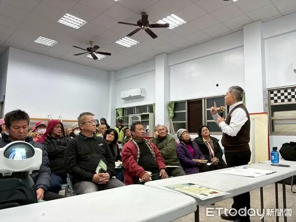 ▲▼花蓮分署會同卓溪鄉公所及山里部落獵人小組，向居民說明黑熊「阿里曼・西肯」野放後的最新動向與管理作為。（圖／花蓮分署提供，下同）