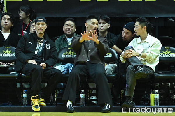 ▲▼新北國王新莊體育館主場賽事，王陽明(前排左起)、林書豪、吳建豪在場邊觀戰。（圖／記者李毓康攝）