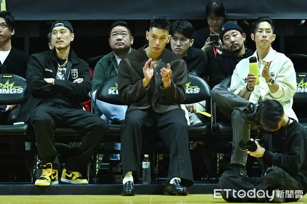 ▲▼新北國王新莊體育館主場賽事，王陽明(前排左起)、林書豪、吳建豪在場邊觀戰。（圖／記者李毓康攝）