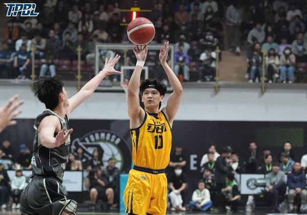 ▲新北中信特攻克服雙位數落後，在下半場演逆轉秀擊潰夢想家，謝亞軒、貝奇、馬可 。（圖／TPBL提供）