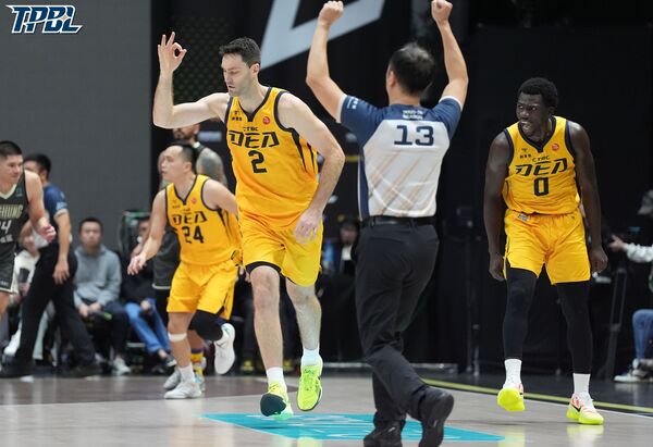 ▲新北中信特攻克服雙位數落後，在下半場演逆轉秀擊潰夢想家，謝亞軒、貝奇、馬可 。（圖／TPBL提供）