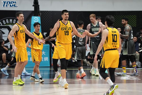 ▲新北中信特攻克服雙位數落後，在下半場演逆轉秀擊潰夢想家，謝亞軒、貝奇、馬可 。（圖／TPBL提供）