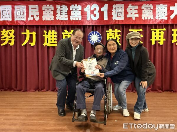 ▲▼ 金門93歲國民黨老黨員插鼻胃管出席建黨131週年黨慶。(圖／記者鄭逢時攝)