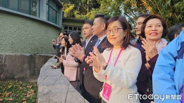 ▲▼2025雙城論壇，上海動物園，台北市副市長林奕華探視即將赴台的兩隻小貓熊。（圖／記者陳冠宇攝）