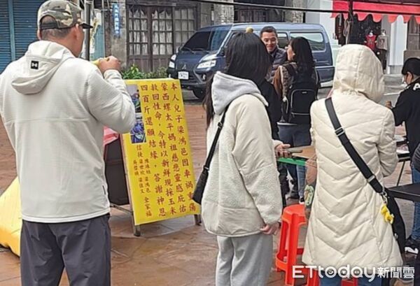 ▲梁先生帶來著400斤鮮採玉米至福興宮前與信眾結緣，分享兒子恢復健康的喜悅。（圖／記者游瓊華翻攝）